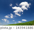 土手から見上げる青空と秋の雲　東京都 143941886