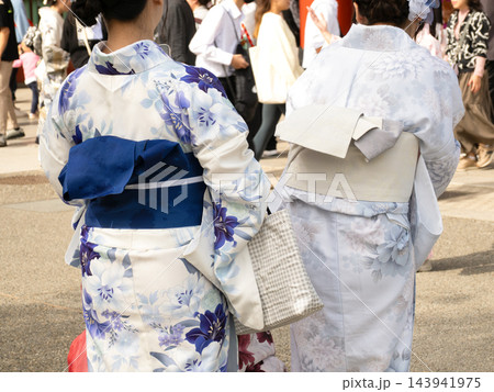 着物姿で浅草を歩く外国人観光客　東京都 143941975
