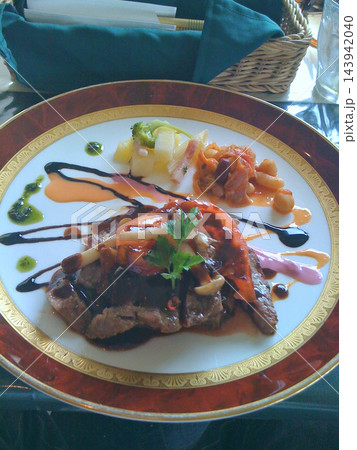 華やかに盛り付けた肉料理 143942040