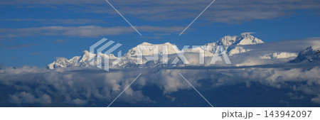 Majestic snow covered Kangchenjunga Range, view from Dawapani, Darjeeling. 143942097