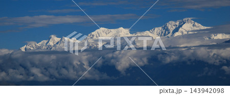 Snow covered Kangchenjunga Range, view from Dawapani, Darjeeling. 143942098