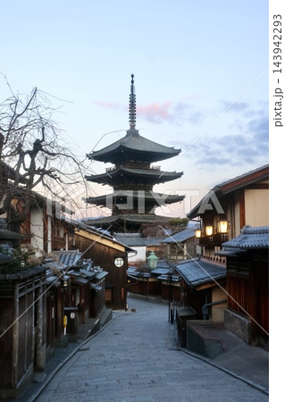 八坂の塔・五重塔・夜明け前(京都・東山区) 八坂の塔・五重塔・夜明け前(京都・東山区) 143942293