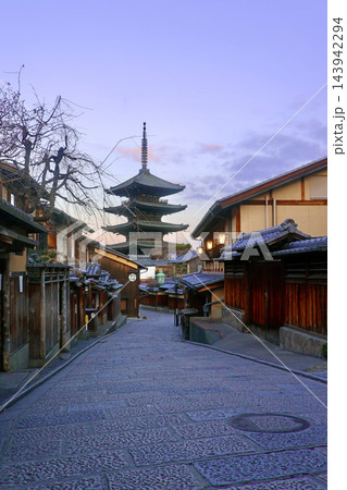 八坂の塔・五重塔・夜明け前(京都・東山区) 八坂の塔・五重塔・夜明け前(京都・東山区) 143942294