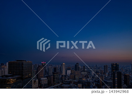 ブルーアワーに染まる大阪・梅田スカイビル空中庭園からの都市夜景【大阪夜景写真】 ブルーアワーに染まる大阪・梅田スカイビル空中庭園からの都市夜景【大阪夜景写真】 143942968