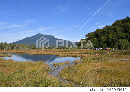 秋の尾瀬の草もみじと池塘の風景。群馬県片品村 143943412