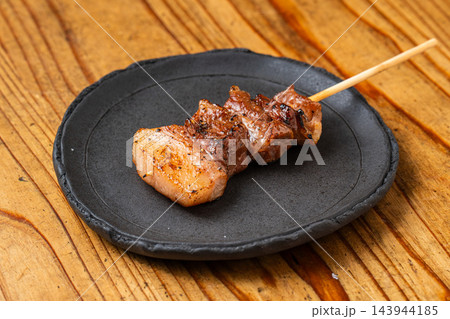 ほどよい脂とジューシーな食感が美味しい豚の頭肉「かしら串（焼きとん）」 143944185