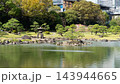 旧芝離宮恩賜庭園の心字池と石灯籠 143944665