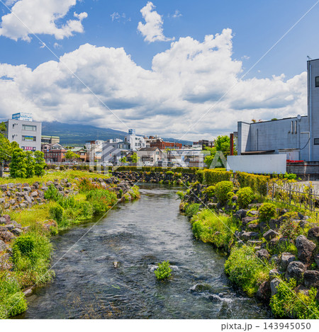 夏の青空と雲が広がる富士宮市・神田川の清流と街並み風景（アスペクト比3:2）(静岡県) 143945050