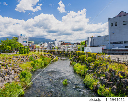 夏の青空と雲が広がる富士宮市・神田川の清流と街並み風景(アスペクト比4:3)(静岡県) 夏の青空と雲が広がる富士宮市・神田川の清流と街並み風景(アスペクト比4:3)(静岡県) 143945051