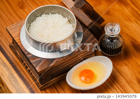炊き立ての美味しい銀シャリに卵黄を落とした贅沢な「玉子かけめし」 143945079