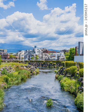夏の青空と雲が広がる富士宮市・神田川の清流と街並み風景（アスペクト比3:4）(静岡県) 143945217