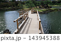 旧芝離宮恩賜庭園の心字池に架かる木橋 143945388