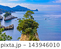 3月中旬の136号線展望所から瀬浜海岸を見下ろし遊覧船が進む堂ヶ島と駿河湾を捉えた早春風景 143946010
