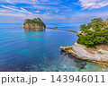 3月中旬の136号線展望所から青い駿河湾に浮かぶ幻の海の道を現した堂ヶ島のトンボロを捉えた早春風景 143946011