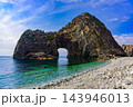 3月中旬の千貫門ビーチからコバルトブルーの青い海に突き出た巨大な奇岩の千貫門を堂々と捉えた早春風景 143946013