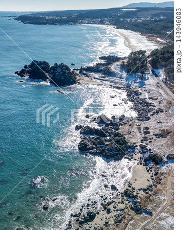 「青森県」ドローンで撮影した冬の海岸線と岩礁の絶景　八戸市 143946083