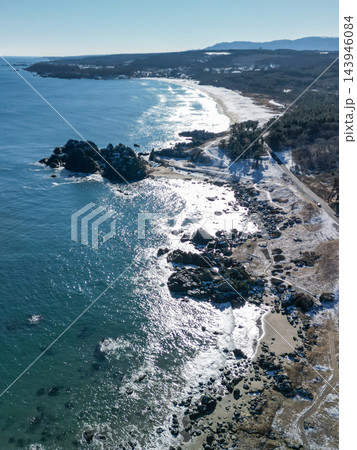 「青森県」ドローンで撮影した冬の海岸線と岩礁の絶景　八戸市 143946084
