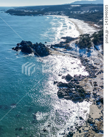 「青森県」ドローンで撮影した冬の海岸線と岩礁の絶景 八戸市 「青森県」ドローンで撮影した冬の海岸線と岩礁の絶景 八戸市 143946085