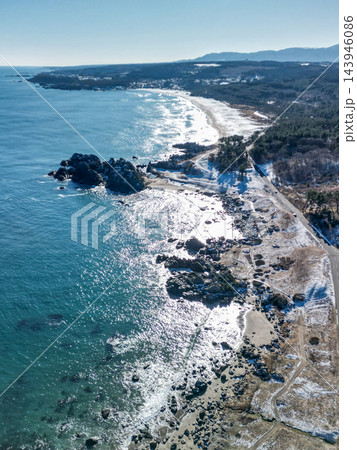 「青森県」ドローンで撮影した冬の海岸線と岩礁の絶景　八戸市 143946086