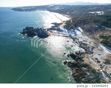 「青森県」ドローンで撮影した冬の海岸線と岩礁の絶景 八戸市 「青森県」ドローンで撮影した冬の海岸線と岩礁の絶景 八戸市 143946091