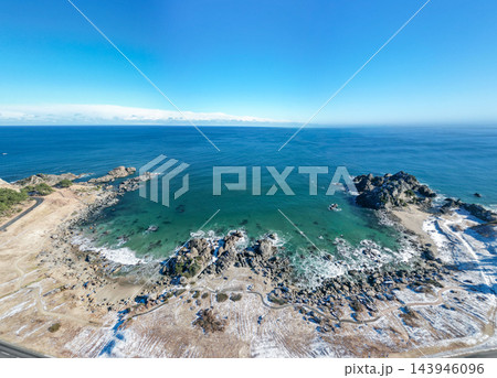 「青森県」ドローンで撮影した冬の海岸線と岩礁の絶景　八戸市 143946096