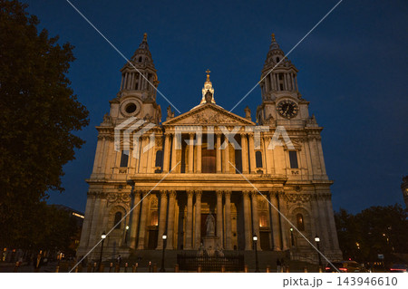ロンドンのセント・ポール大聖堂 西正面の夜景 ライトアップされた双塔と列柱 143946610