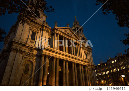 ロンドンのセント・ポール大聖堂 夜のライトアップされた西正面を見上げる ロンドンのセント・ポール大聖堂 夜のライトアップされた西正面を見上げる 143946611