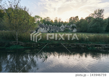 ビブリーのアーリントン・ロウと川辺の夕景 イギリス コッツウォルズの石造りの家並み 143946739
