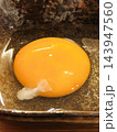 ボウルに入れた卵 143947560