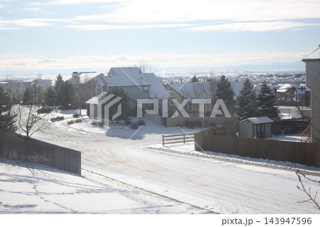 冬のアメリカの積雪と道路 白銀の世界 冬のアメリカの積雪と道路 白銀の世界 143947596