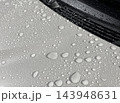 車体の塗装面に水滴が付着している様子（撥水状態） 143948631