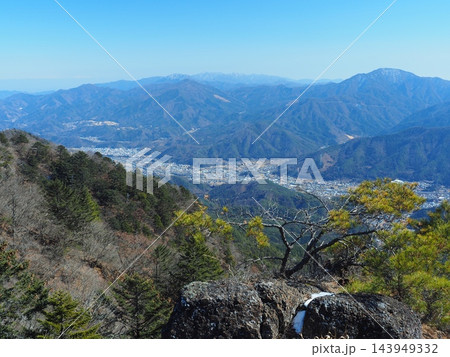 三ッ峠山から望む御正体山と都留・西桂の街 143949332