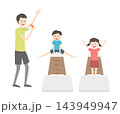 体操教室で飛び箱をとぶ子供たち 143949947