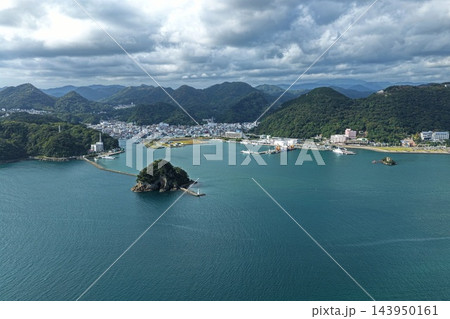 静岡県下田市の湾と港町を捉えた空撮写真 143950161