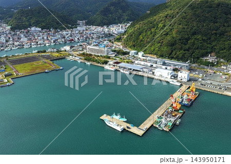 静岡県下田港と市街地を捉えた空撮写真 静岡県下田港と市街地を捉えた空撮写真 143950171