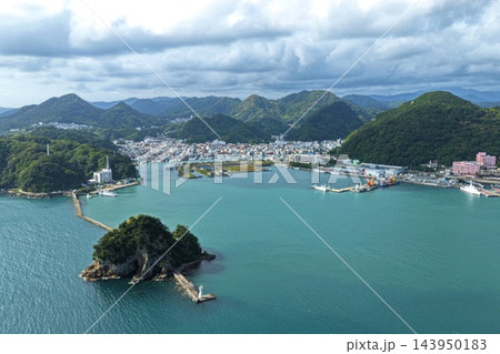 静岡県下田市の湾・灯台・港湾を捉えた空撮写真 143950183