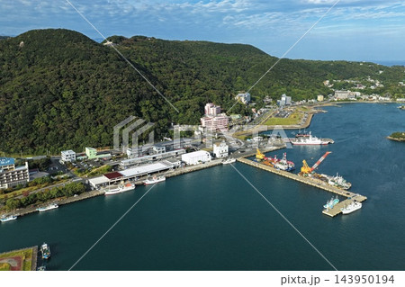 静岡県下田港と沿岸市街地を捉えた空撮写真 143950194
