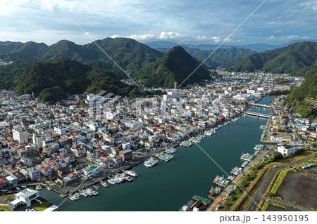 静岡県下田市の漁港と市街地を捉えた空撮写真 静岡県下田市の漁港と市街地を捉えた空撮写真 143950195