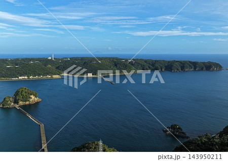静岡県下田市の島と桟橋・吊り橋状通路を捉えた空撮写真 静岡県下田市の島と桟橋・吊り橋状通路を捉えた空撮写真 143950211
