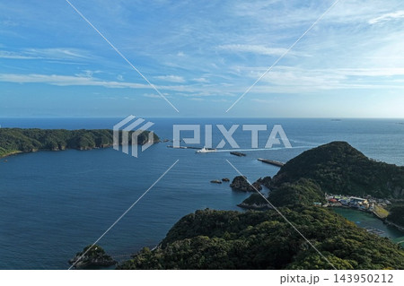 静岡県下田市の湾・灯台・養殖いけすを捉えた空撮写真 143950212