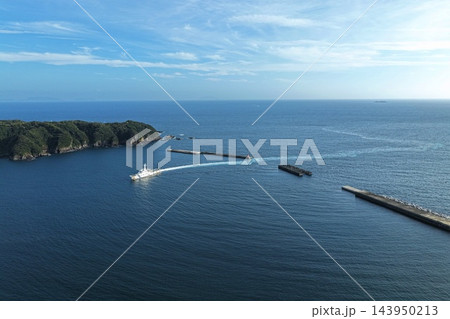 静岡県下田市の島と灯台・防波堤を捉えた空撮写真 静岡県下田市の島と灯台・防波堤を捉えた空撮写真 143950213