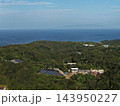 静岡県下田市の沿岸建設現場と太陽光パネルを捉えた空撮写真 143950227