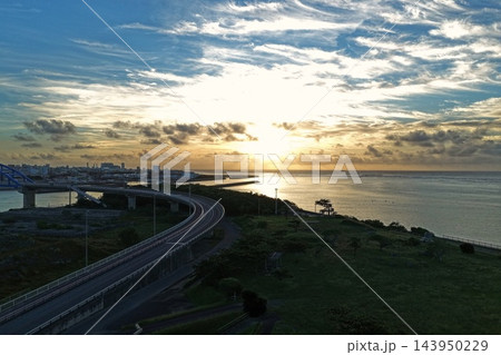 沖縄県石垣市のサザンゲートブリッジと海岸線を捉えた空撮写真 沖縄県石垣市のサザンゲートブリッジと海岸線を捉えた空撮写真 143950229