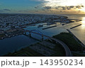 沖縄県石垣市のアーチ橋と港湾を捉えた空撮写真 143950234