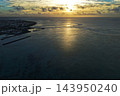 沖縄県石垣市の沿岸港湾と砂浜を斜め俯瞰した空撮写真 143950240