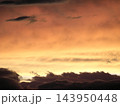 オレンジ色に染まる幻想的な夕焼け空と夕雲の景色 143950448