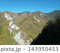 南アルプス林道・歌宿から望む雲ひとつない青空と秋色に染まる雄大な山々 143950453
