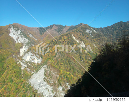 南アルプス林道・歌宿から望む雲ひとつない青空と秋色に染まる雄大な山々 143950453