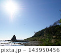 和歌山県串本の海岸に降り注ぐまぶしい太陽と奇岩の風景 143950456