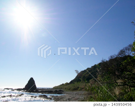 和歌山県串本の海岸に降り注ぐまぶしい太陽と奇岩の風景 143950456